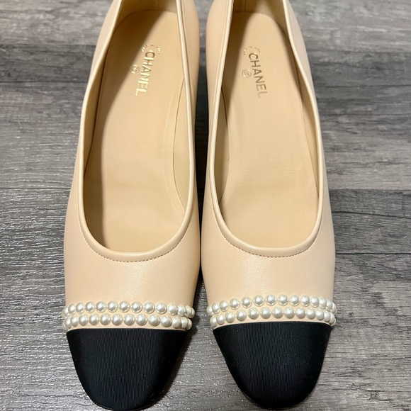 Like New Chanel Heels Beige and Black with pearls - Picture 2 of 13